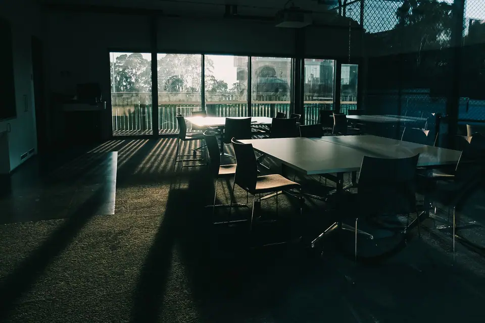 Ruang rapat yang tenang dengan cahaya sore